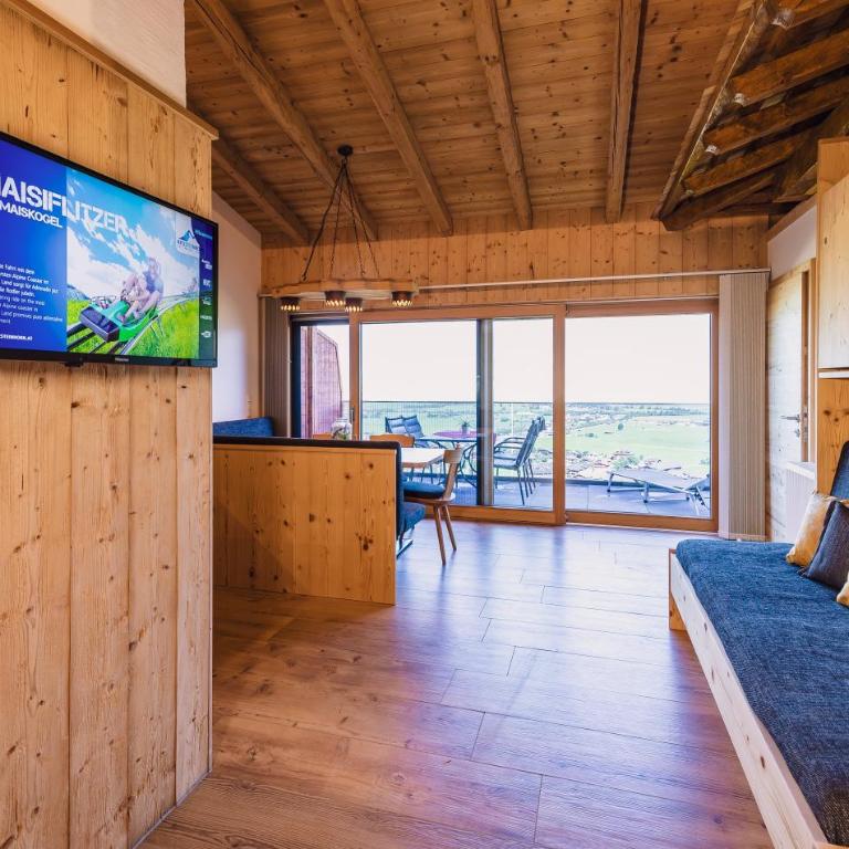 Panorama Hotel Guggenbichl - inkl Sommerkarte, einmaliger Eintritt ins Tauern Spa & bester Ausblick über Kaprun - Apartment mit Terrasse mit kostenlosem Eintritt ins Tauern Spa - 4