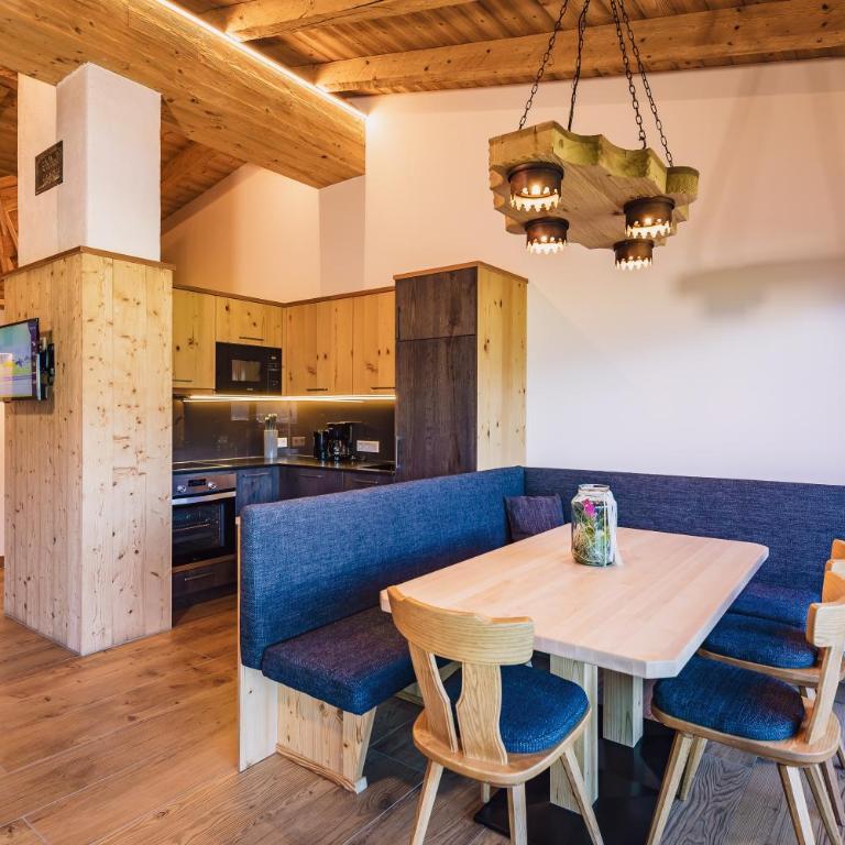 Panorama Hotel Guggenbichl - inkl Sommerkarte, einmaliger Eintritt ins Tauern Spa & bester Ausblick über Kaprun - Apartment mit Terrasse mit kostenlosem Eintritt ins Tauern Spa - 6