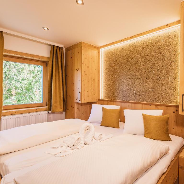 Panorama Hotel Guggenbichl - inkl Sommerkarte, einmaliger Eintritt ins Tauern Spa & bester Ausblick über Kaprun - Apartment mit Terrasse mit kostenlosem Eintritt ins Tauern Spa - 9