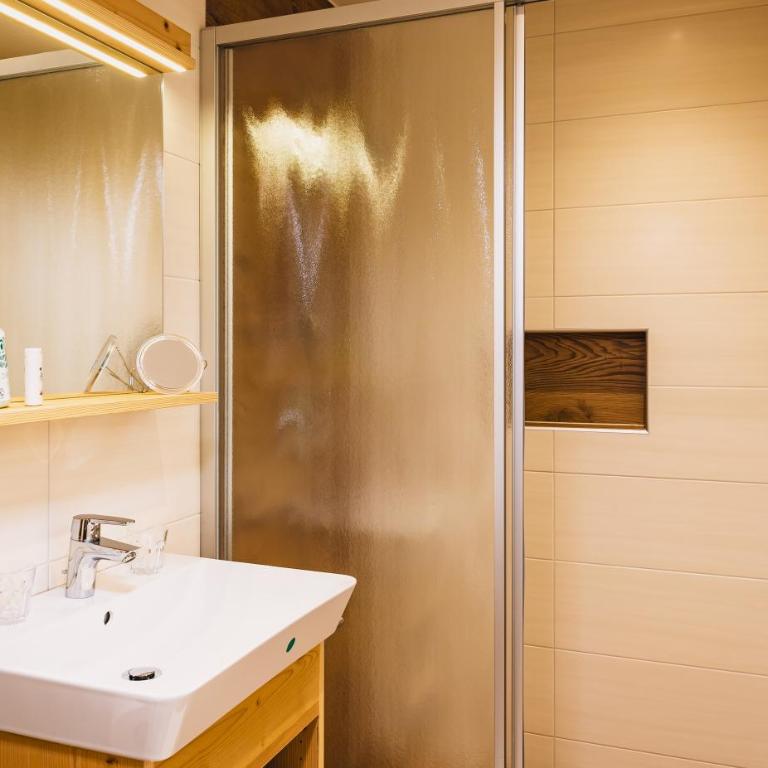 Panorama Hotel Guggenbichl - inkl Sommerkarte, einmaliger Eintritt ins Tauern Spa & bester Ausblick über Kaprun - Apartment mit Terrasse mit kostenlosem Eintritt ins Tauern Spa - 10