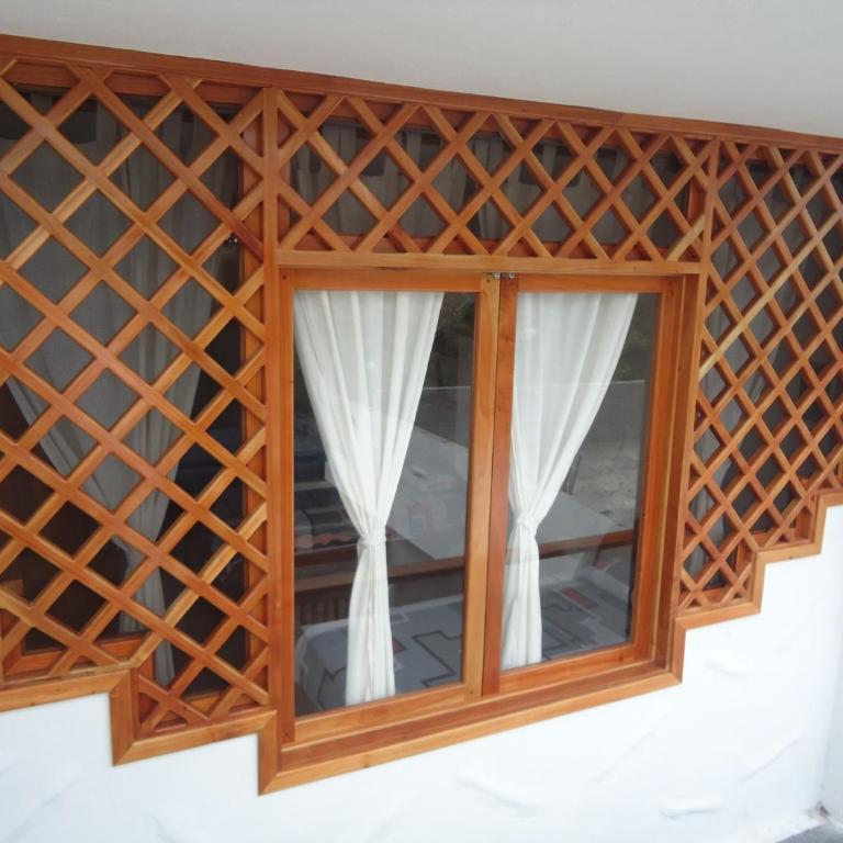 Galapagos Native - Family Room - 9