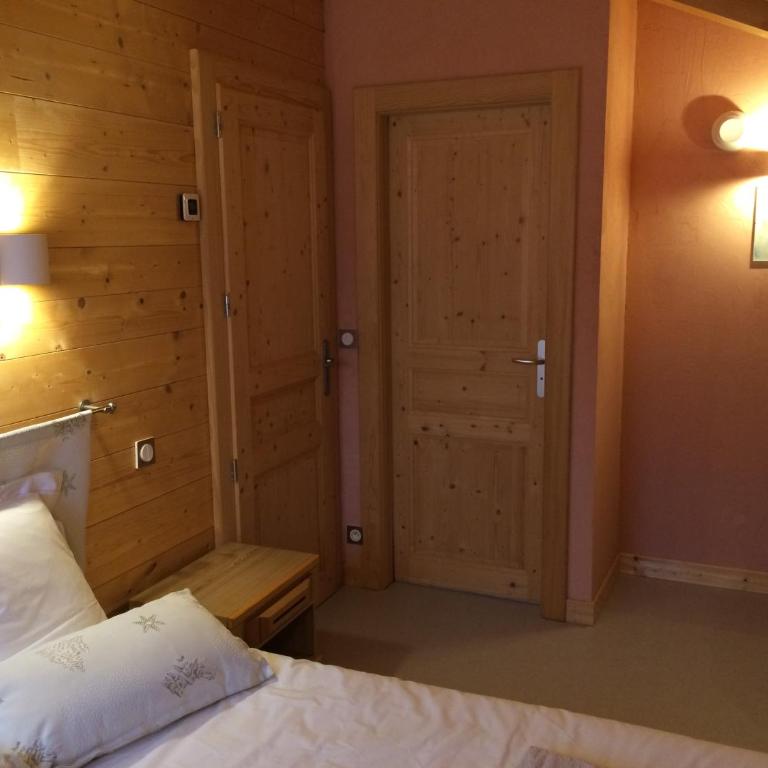 Chalet aux 3 biches - Chambre Triple avec Salle de Bains Privative - 3