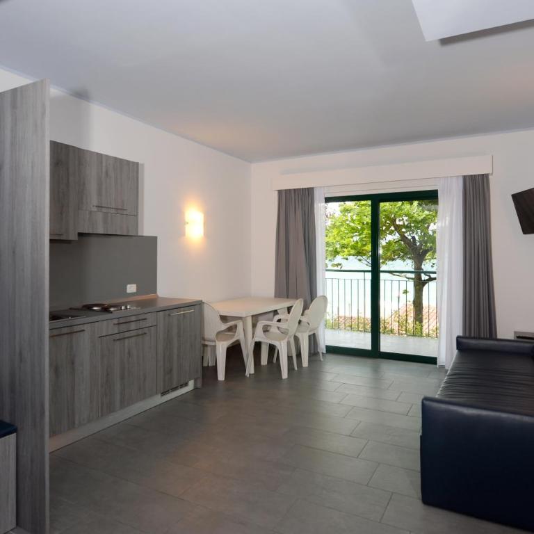 Club del Sole Desenzano Boutique Resort - Deluxe Two-Bedroom Apartment with Terrace and Lake View - 3