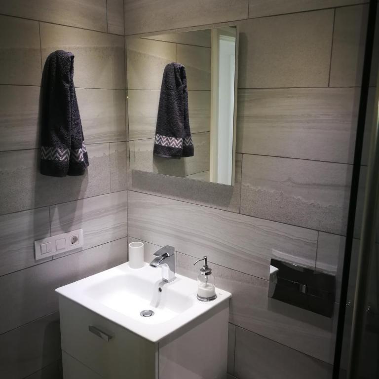 Cozy Luxury - Three-Bedroom House - 63
