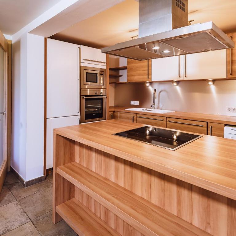 Panorama Hotel Guggenbichl - inkl Sommerkarte, einmaliger Eintritt ins Tauern Spa & bester Ausblick über Kaprun - Apartment mit Balkon und kostenlosem Eintritt ins Tauern Spa - 3
