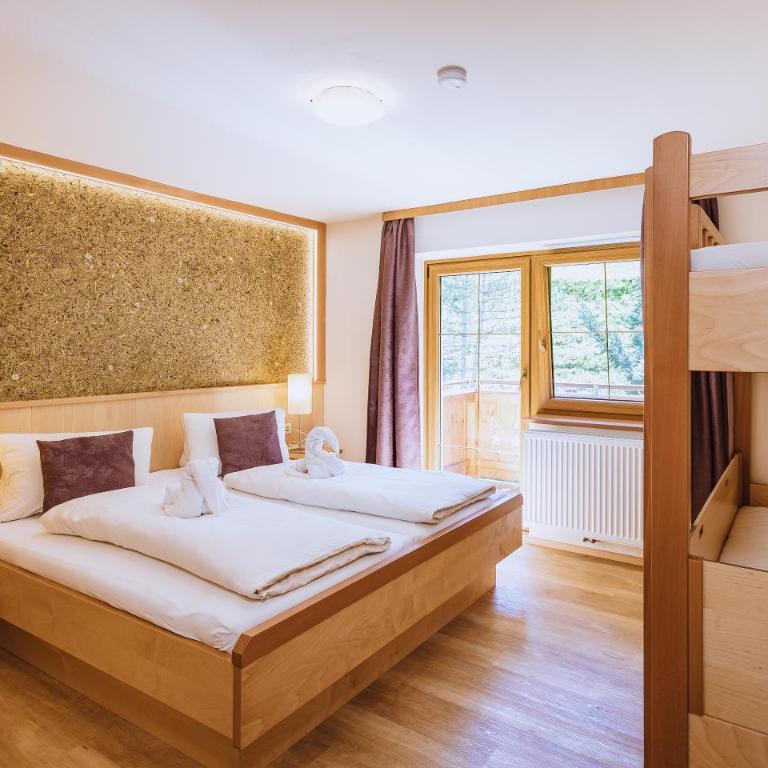Panorama Hotel Guggenbichl - inkl Sommerkarte, einmaliger Eintritt ins Tauern Spa & bester Ausblick über Kaprun - Apartment mit Balkon und kostenlosem Eintritt ins Tauern Spa - 4