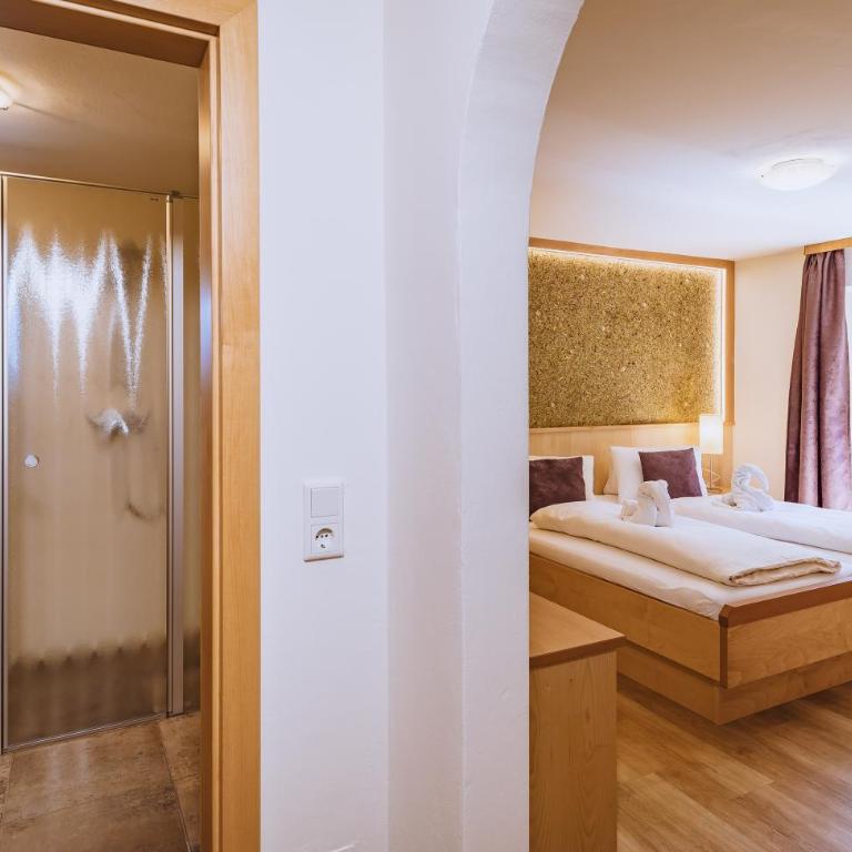 Panorama Hotel Guggenbichl - inkl Sommerkarte, einmaliger Eintritt ins Tauern Spa & bester Ausblick über Kaprun - Apartment mit Balkon und kostenlosem Eintritt ins Tauern Spa - 7