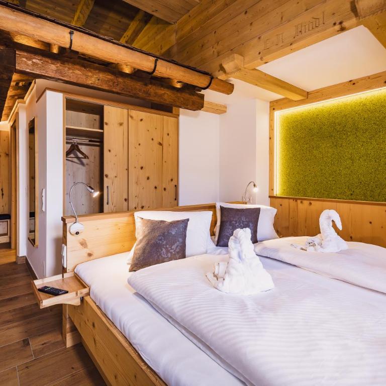 Panorama Hotel Guggenbichl - inkl Sommerkarte, einmaliger Eintritt ins Tauern Spa & bester Ausblick über Kaprun - Superior Doppelzimmer mit kostenlosem Eintritt ins Tauern Spa - 2