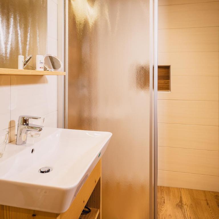 Panorama Hotel Guggenbichl - inkl Sommerkarte, einmaliger Eintritt ins Tauern Spa & bester Ausblick über Kaprun - Superior Doppelzimmer mit kostenlosem Eintritt ins Tauern Spa - 6