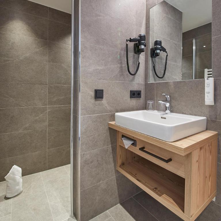 Hotel Hubertushof - Doppelzimmer mit Balkon (2 Erwachsene + 1 Kind) - 1