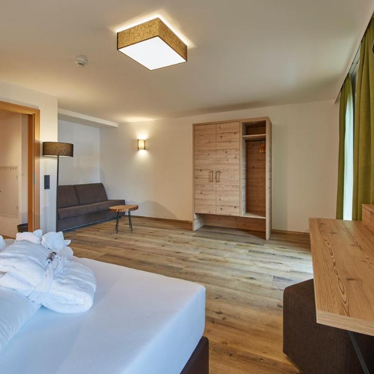 Hotel Hubertushof - Familienzimmer mit Balkon - 7