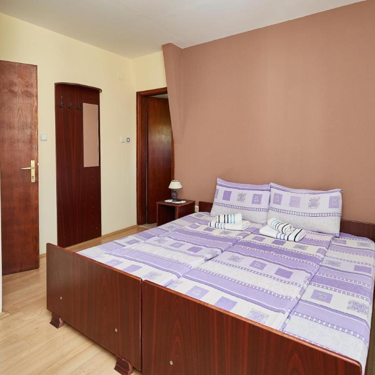 Apartmani Stojadinović - Dvokrevetna Soba sa Bračnim Krevetom - 3
