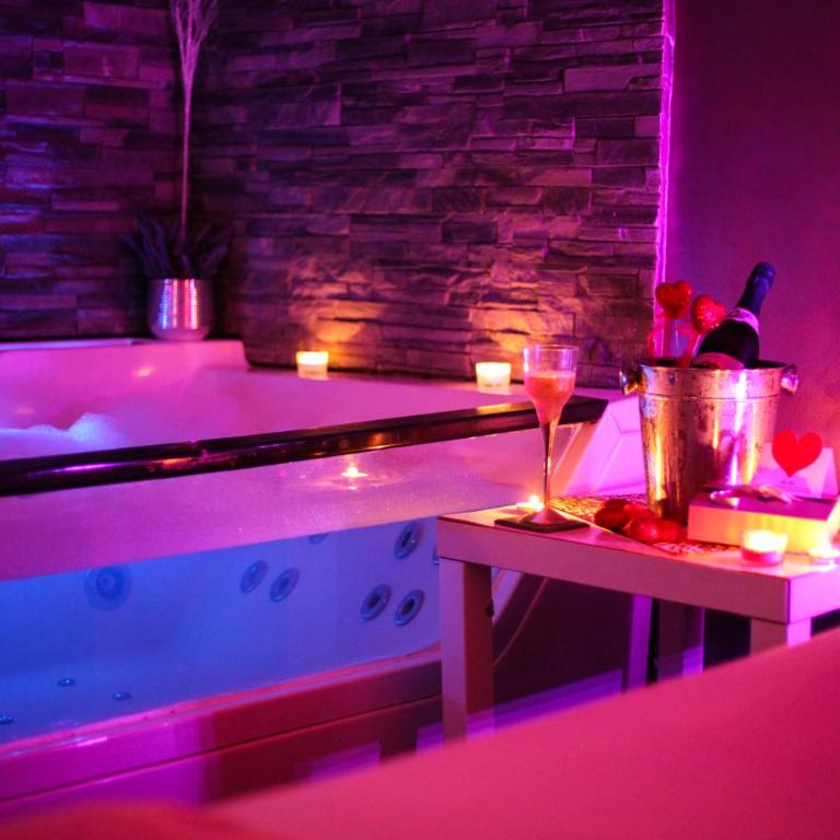 Spa Secret - Dvokrevetna Soba sa Bračnim Krevetom i Spa Kadom - 4