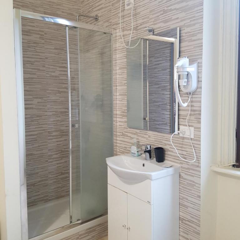 Hotel Emmy - Chambre Double avec Salle de Bains Commune - 9