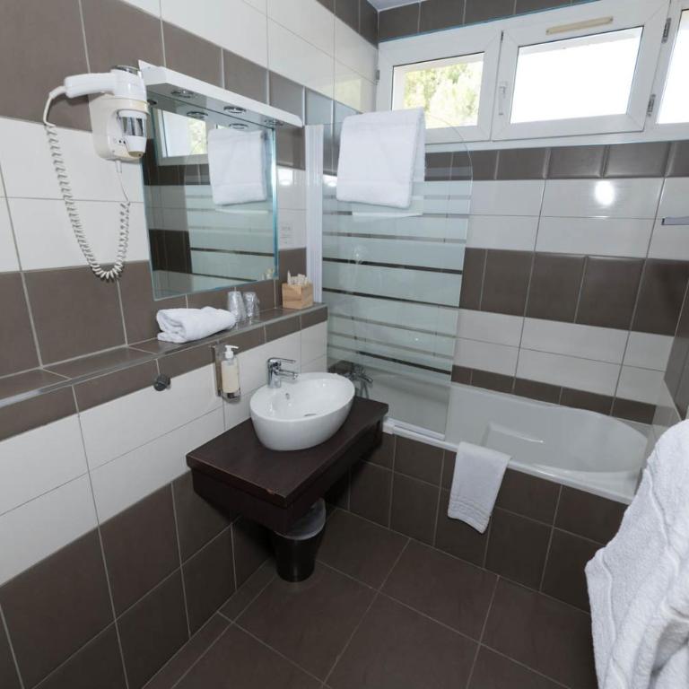 SOWELL HOTELS Domaine de la Petite Isle - Chambre Familiale (4 Adultes) - 8