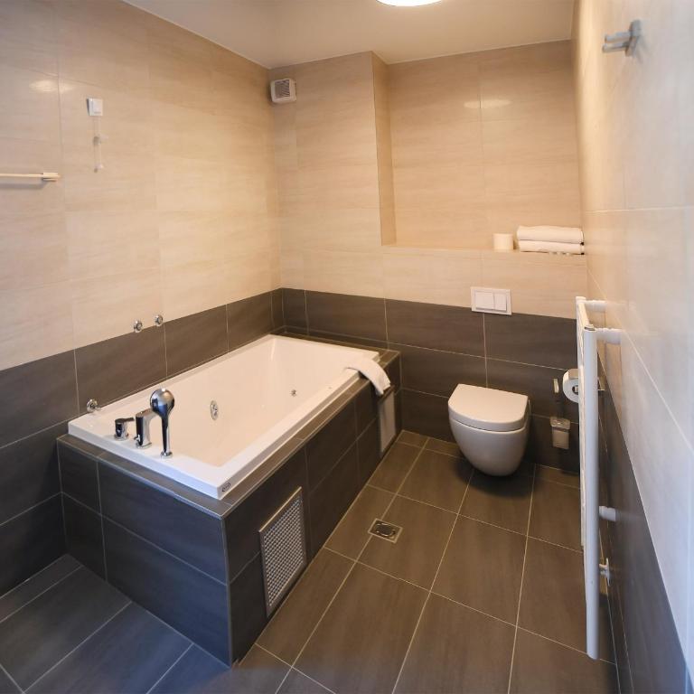 Aparthotel Vucko - Deluxe Three-Bedroom Apartment with Fireplace - 2