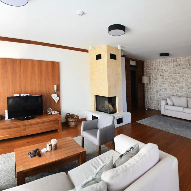 Aparthotel Vucko - Deluxe Three-Bedroom Apartment with Fireplace - 3