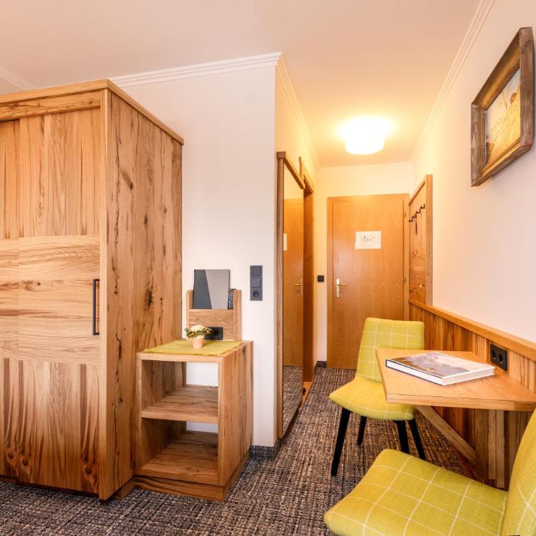 Hotel Garni Entstrasser - Double Room with Balcony - 5