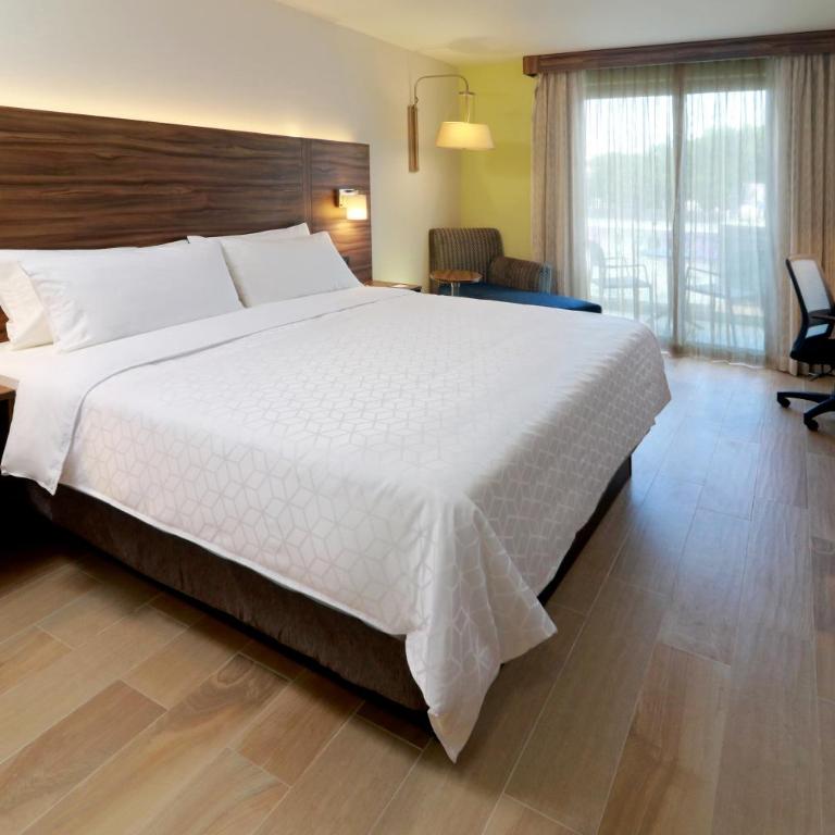 Holiday Inn Express & Suites - Playa del Carmen by IHG - Standard King Room with Balcony - 5