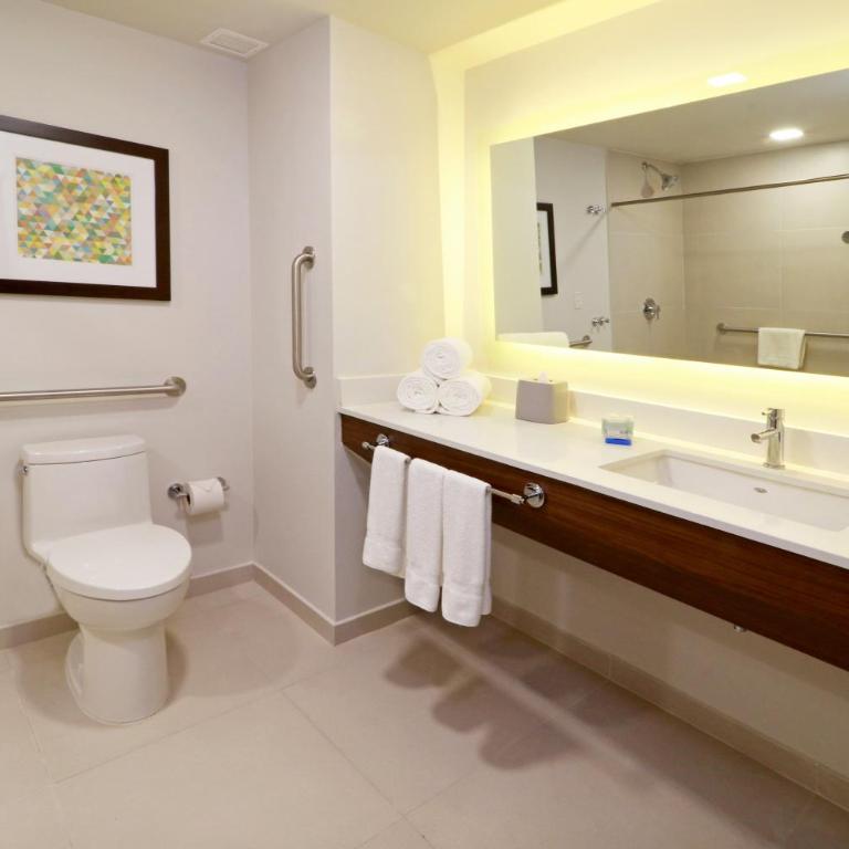 Holiday Inn Express & Suites - Playa del Carmen by IHG - Standard King Room - Mobility Accessible - 3