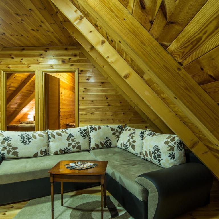 Original Wooden Lodge SG - Three-Bedroom House - 8