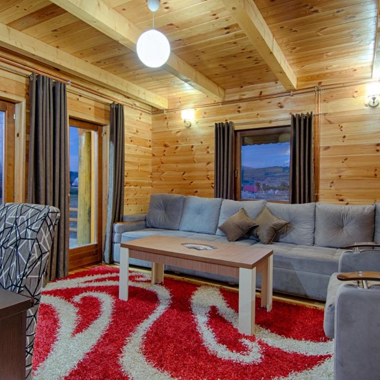 Original Wooden Lodge SG - Three-Bedroom House - 4