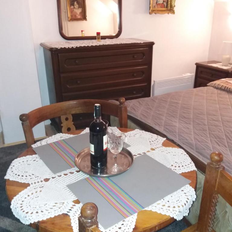 Apartments Beka - Doppelzimmer mit Gemeinschaftsbad - 3
