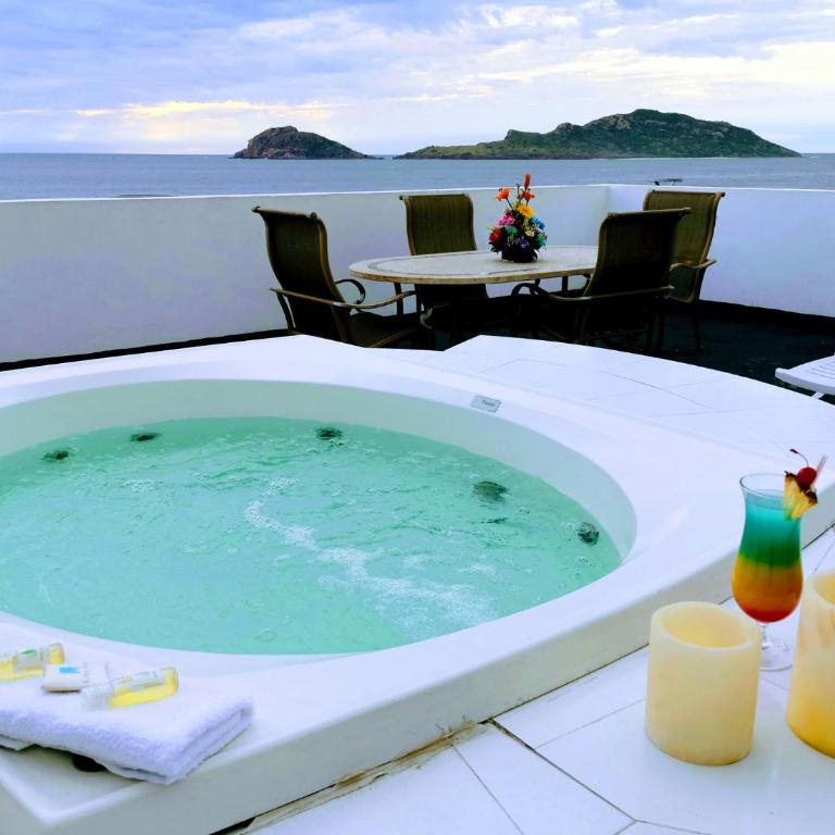 Coral Island Beach View Hotel - Queen Suite with Spa Bath - 2