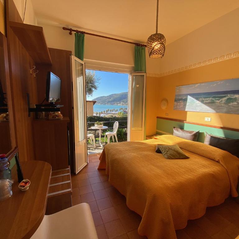 Albergo La Pineta - Camera Matrimoniale con Letto Supplementare e Vista Mare - 6