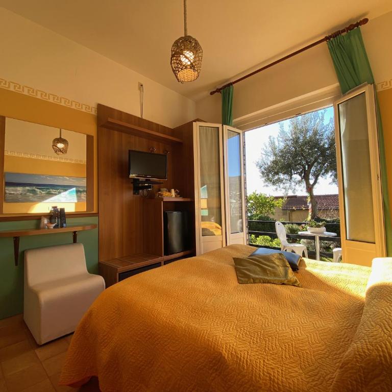 Albergo La Pineta - Camera Matrimoniale con Letto Supplementare e Vista Mare - 2