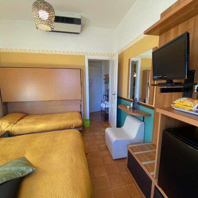 Albergo La Pineta - Camera Matrimoniale con Letto Supplementare e Vista Mare - 3