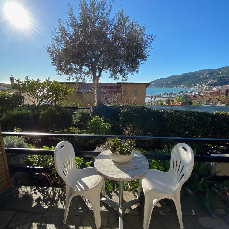 Albergo La Pineta - Camera Matrimoniale con Letto Supplementare e Vista Mare - 1