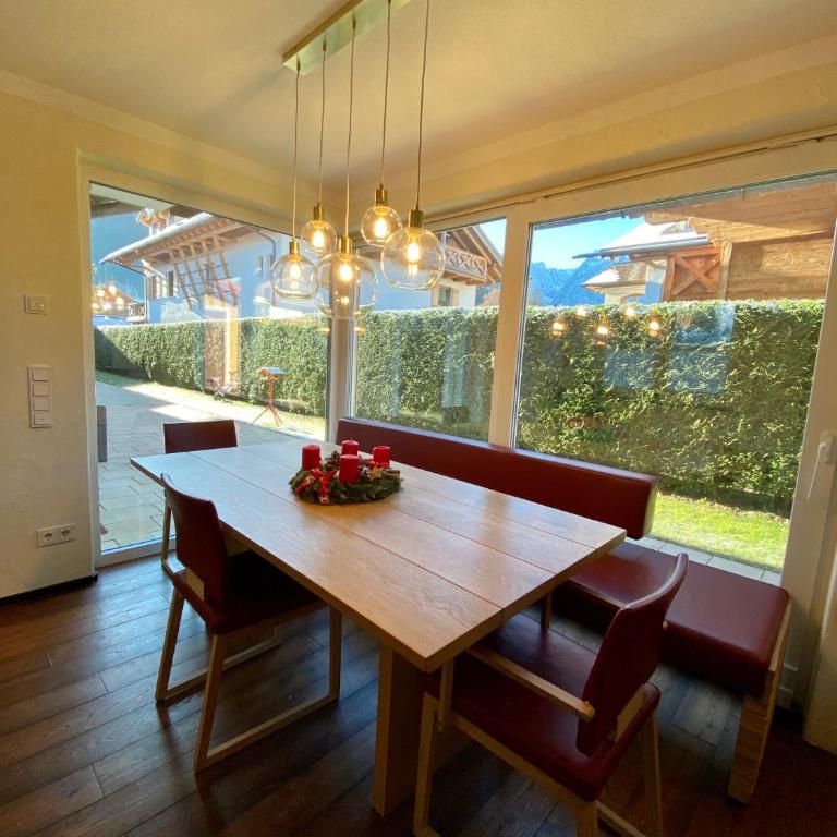 Alpine Escape Holiday Home with Mountain View - Ferienhaus - 20