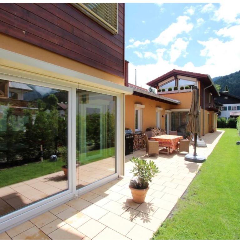 Alpine Escape Holiday Home with Mountain View - Ferienhaus - 3