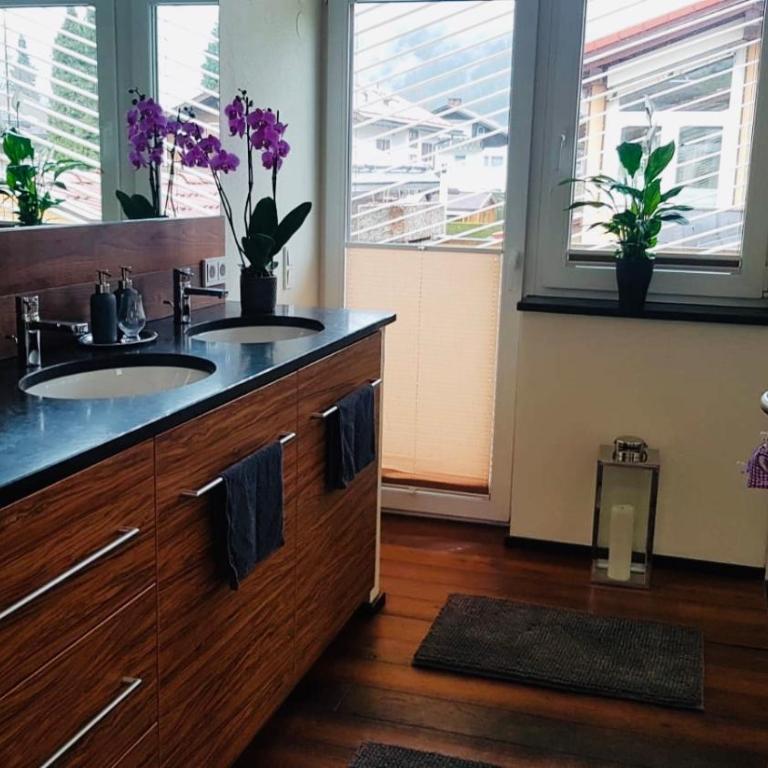 Alpine Escape Holiday Home with Mountain View - Ferienhaus - 13