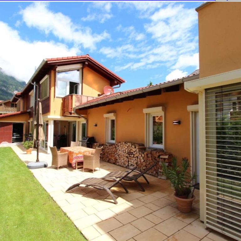 Alpine Escape Holiday Home with Mountain View - Ferienhaus - 1