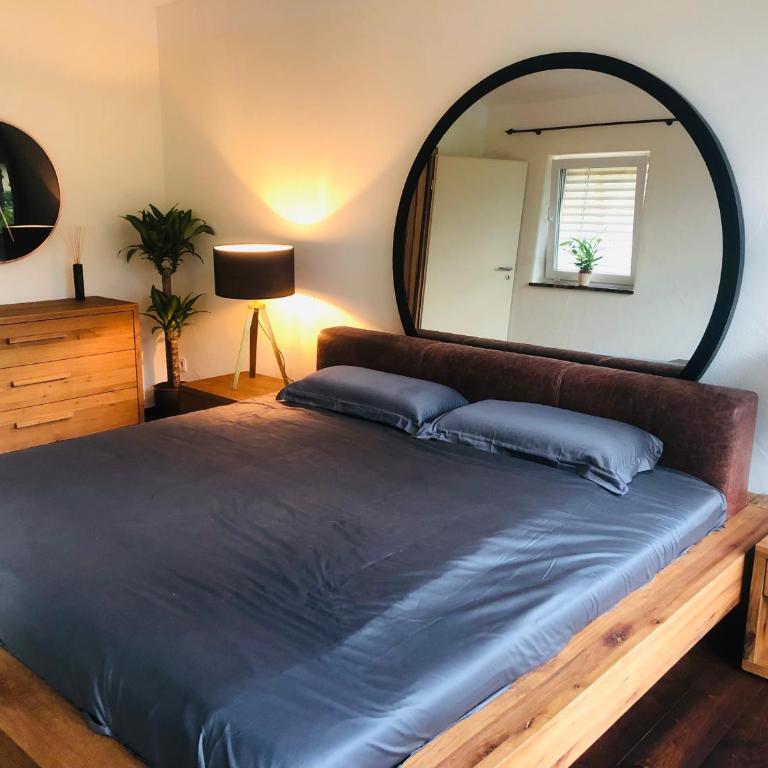 Alpine Escape Holiday Home with Mountain View - Ferienhaus - 11