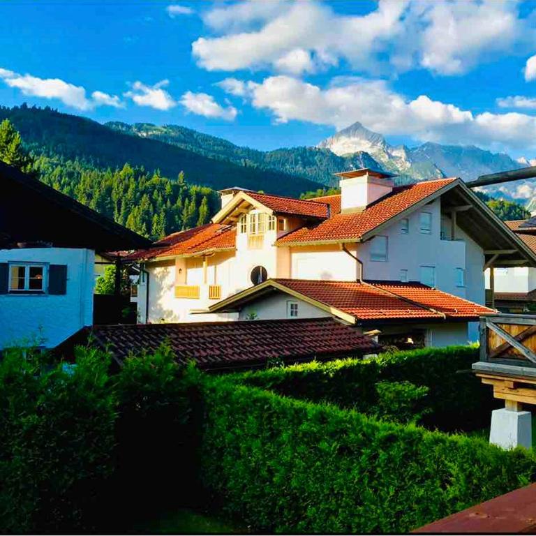 Alpine Escape Holiday Home with Mountain View - Ferienhaus - 12