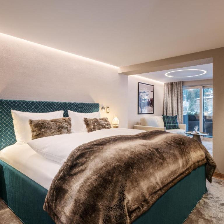 Hotel Arlberg Lech - Zimmer mit Kingsize-Bett und Gartenblick. - 3