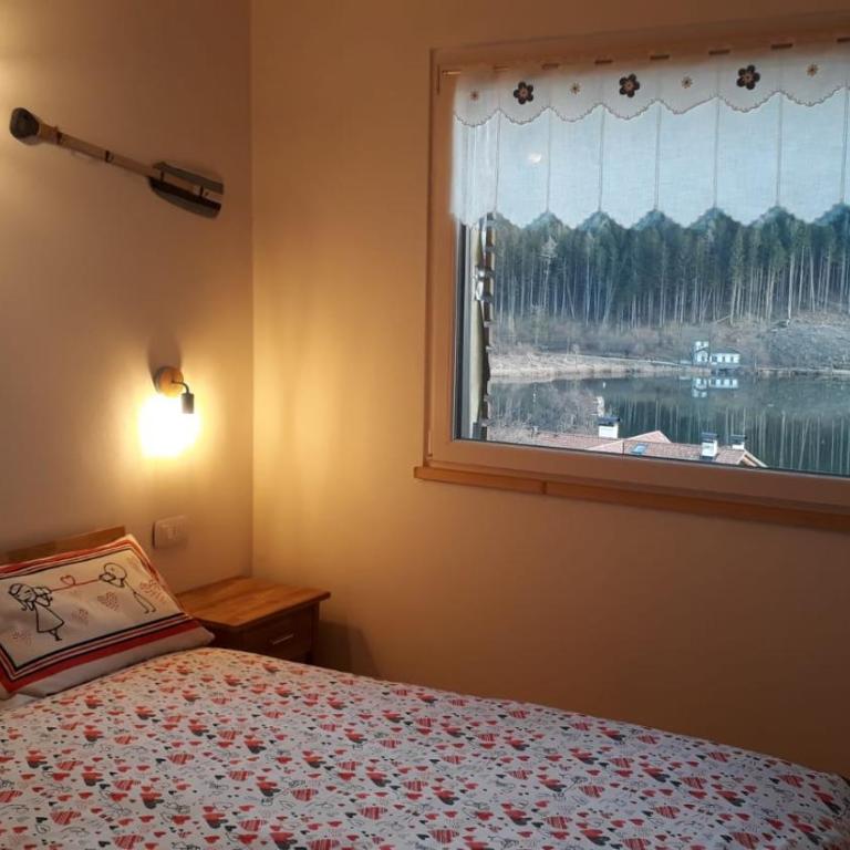 B&B Cuore Trentino - Habitación con cama extragrande y vistas al lago - 1