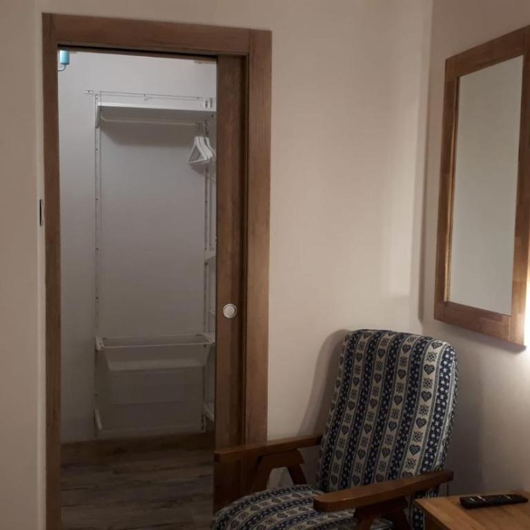 B&B Cuore Trentino - Habitación con cama extragrande y vistas al lago - 3