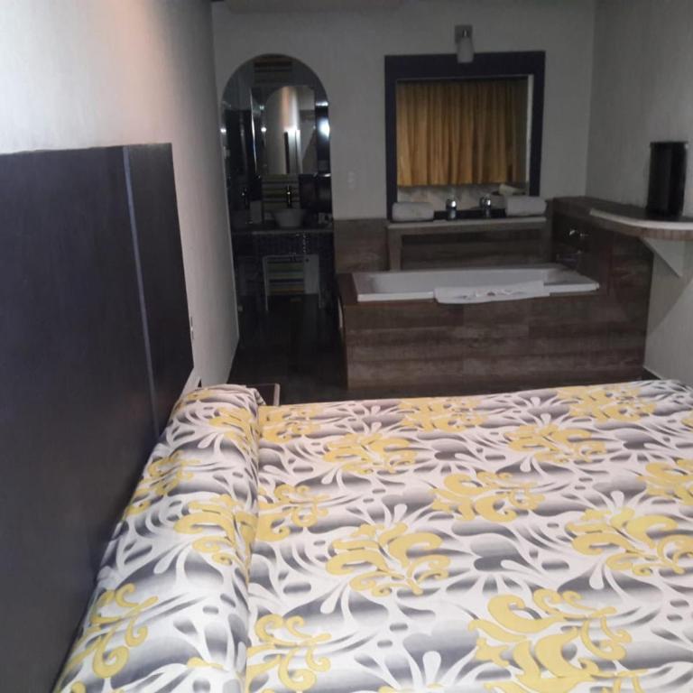Hotel & Villas 7 - Queen Room with Spa Bath - 11