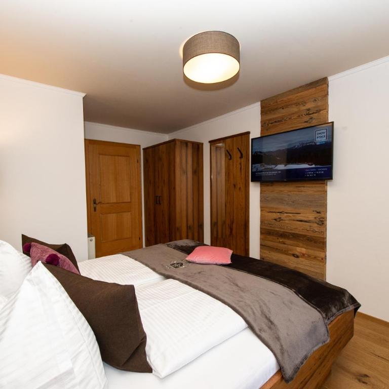 Appartements Lehenhof - Dreibettzimmer mit Bergblick - 13