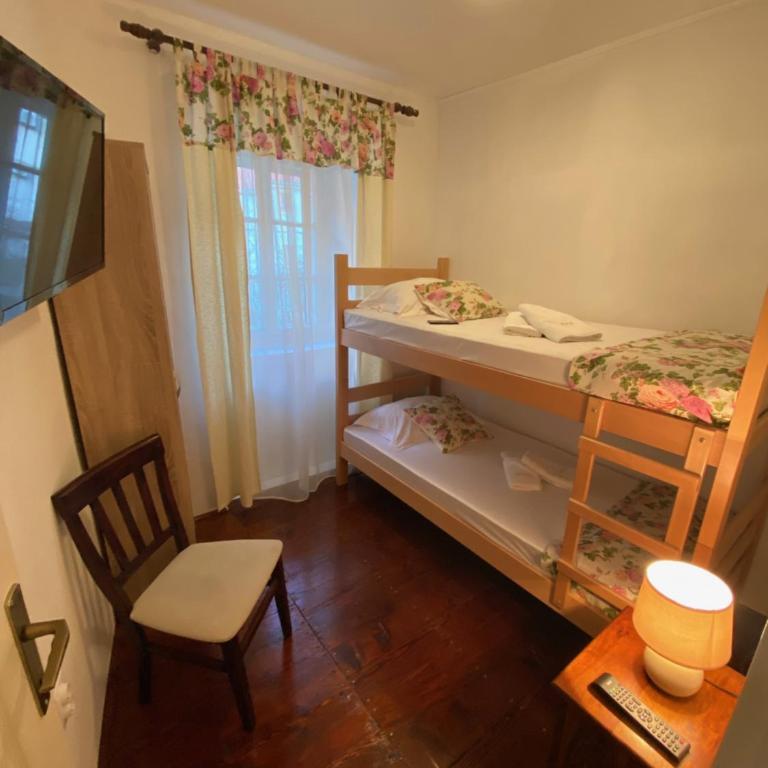 Viktor Rooms - Economy Room with Bunk Beds and Shared Bathroom - 3