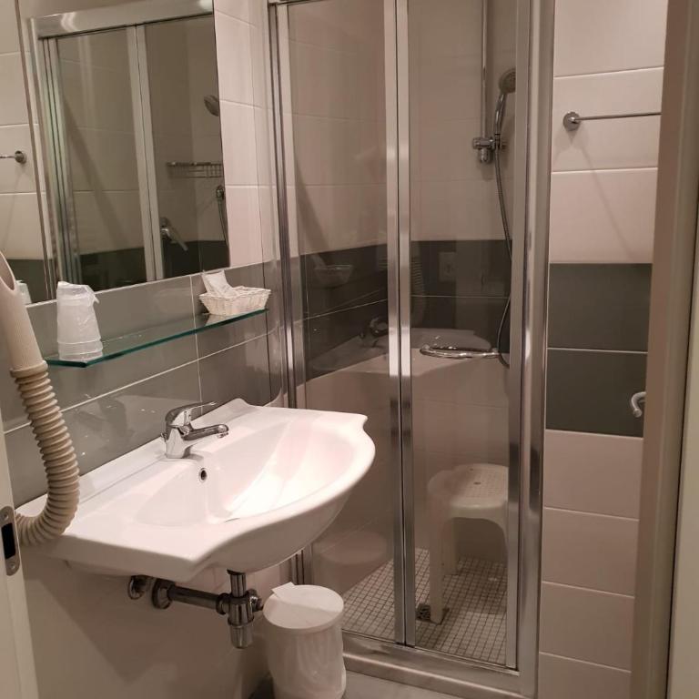 Hotel Ambasciata - Comfort Triple Room with Shower - 4