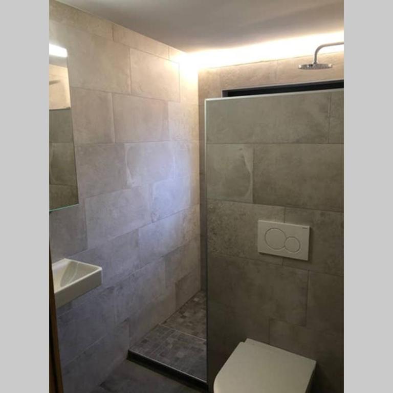 Grand appartement avec terrasse à Chez-Les-Reuses - Apartment - 24