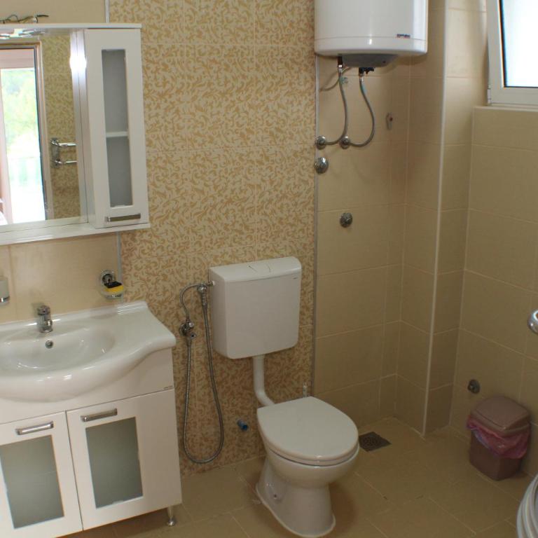 Gjinaj Apartments - Triple Room with Bathroom - 3