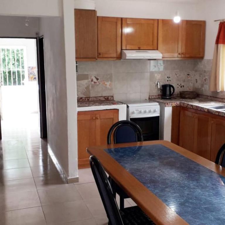 Casa con pileta privada - Three-Bedroom House - 12