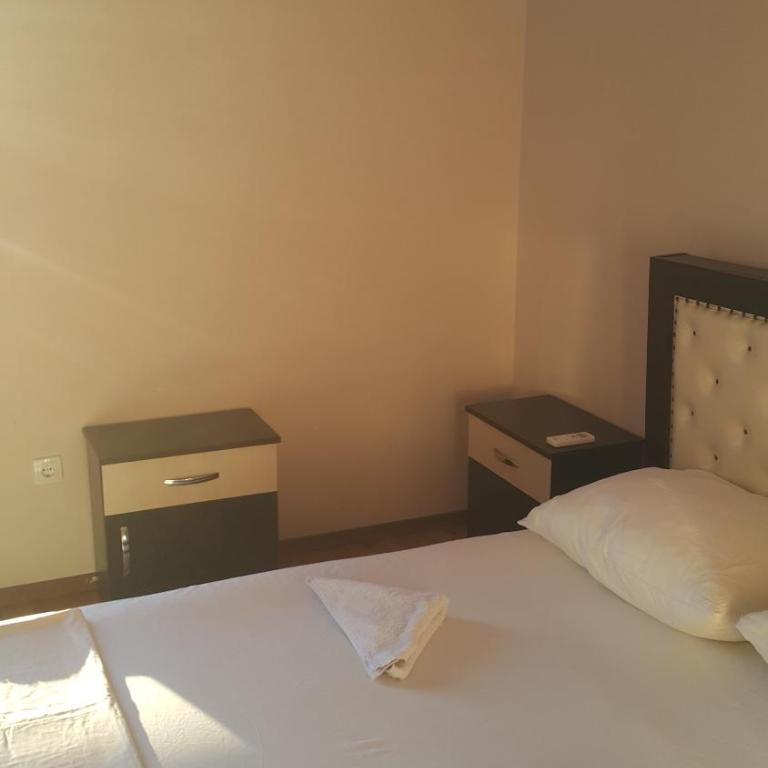 Gjinaj Apartments - Triple Room with Bathroom - 4
