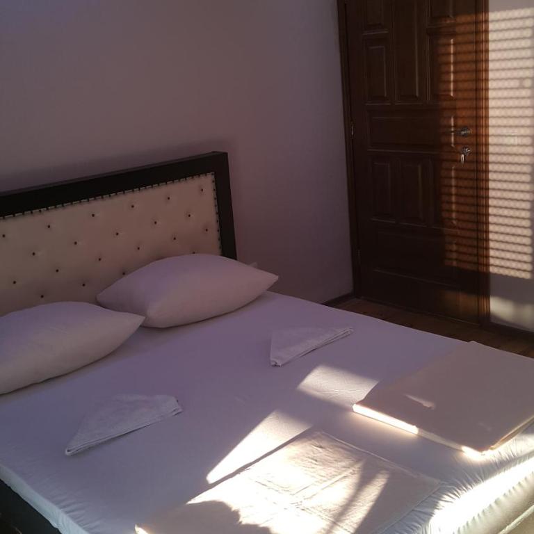Gjinaj Apartments - Triple Room with Bathroom - 5